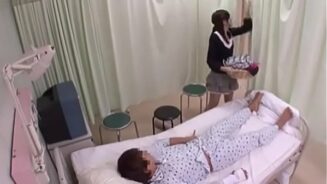 病院のベッドで日本人の女の子のお尻も瞬きます